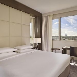 Camera eiffel con letto king size